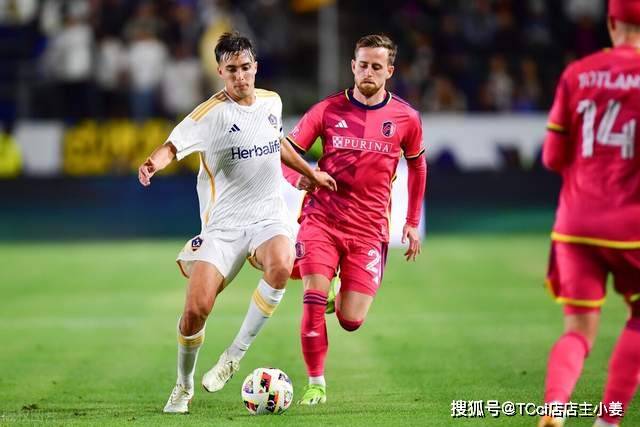 杨鸣愤怒冲进场内大骂裁判 连吃两T被驱逐出场